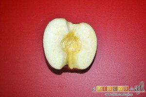 Rosas de manzana, partimos la manzana por la mitad y la descorazonamos