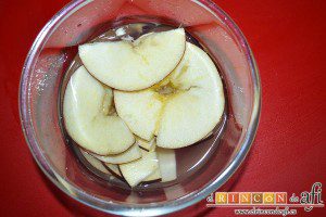 Rosas de manzana, la cortamos en láminas y las introducimos en un bol con agua y el zumo del limón