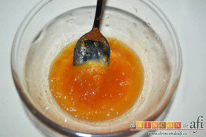 Rosas de manzana, en un bol ponemos 3 cucharadas de mermelada de melocotón