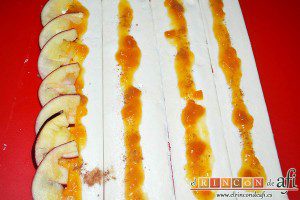 Rosas de manzana, colocamos las láminas de manzana del centro de la masa hacia afuera superponiendo una sobre otra