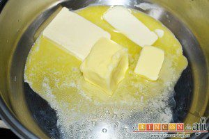 Estofado de setas y gambones, derretir la mantequilla en una cacerola
