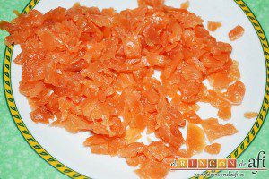 Montaditos de salmón marinado y manzana, cortar el salmón a cuchillo en trocitos pequeños