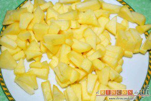 Montaditos de salmón marinado y manzana, pelar y cortar la manzana