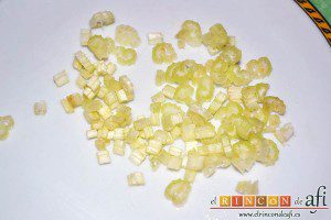 Montaditos de salmón marinado y manzana, trocear la ramita de apio