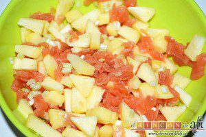 Montaditos de salmón marinado y manzana, mezclar todos los ingredientes y echarle unas gotitas de limón