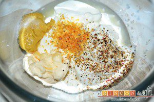 Montaditos de salmón marinado y manzana, mezclar en un bol el yogur griego, la mayonesa, la mostaza, el ajo en polvo, la pizca de sal, las pimientas molidas y el zumo de medio limón