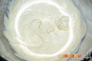 Montaditos de salmón marinado y manzana, mezclar bien con varillas