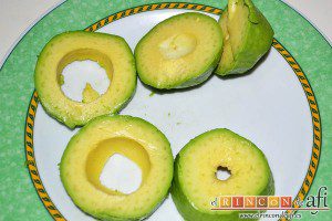 Montaditos de salmón marinado y manzana, cortar el aguacate en rodajas