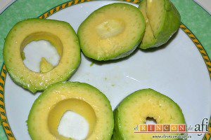 Montaditos de salmón marinado y manzana, rociar con unas gotas de limón