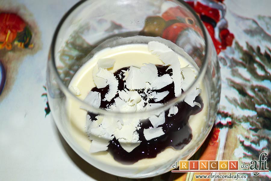 Panacota de chocolate blanco con mermelada de frutos rojos, sugerencia de presentación
