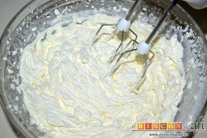 Panettone de Julius, montar la nata con azúcar