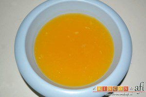 Panettone de Julius, exprimir el zumo de naranja