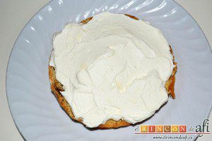 Panettone de Julius, mojar la primera rodaja de panettone con zumo y poner una capa de nata con mascarpone encima