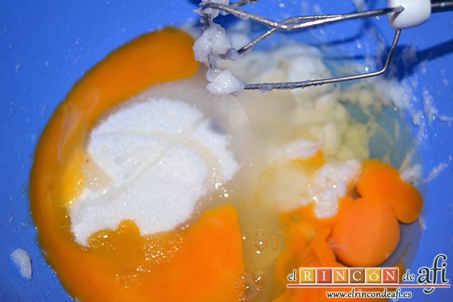 Perrunillas, mezclar bien, añadir dos huevos enteros, dos yemas y el azúcar y remover bien