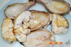 Pollo con salsa de almendras, cuando esté dorado el pollo, sacar y reservarlo