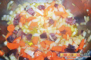 Pollo con salsa de almendras, remover y añadir el jamón cortado en taquitos