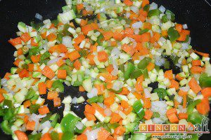 Tabulé estilo Afi, trocear las verduras en cubitos y pocharlas en una sartén con aceite de oliva