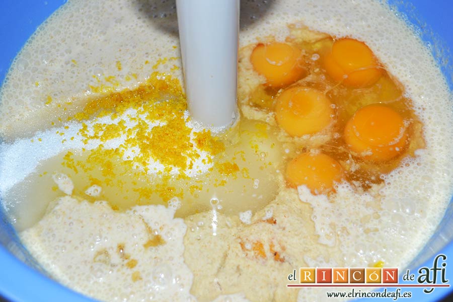 Tarta de brioche y vainilla, añadir la ralladura del limón, el azúcar, el aceite y la cucharadita de esencia de vainilla
