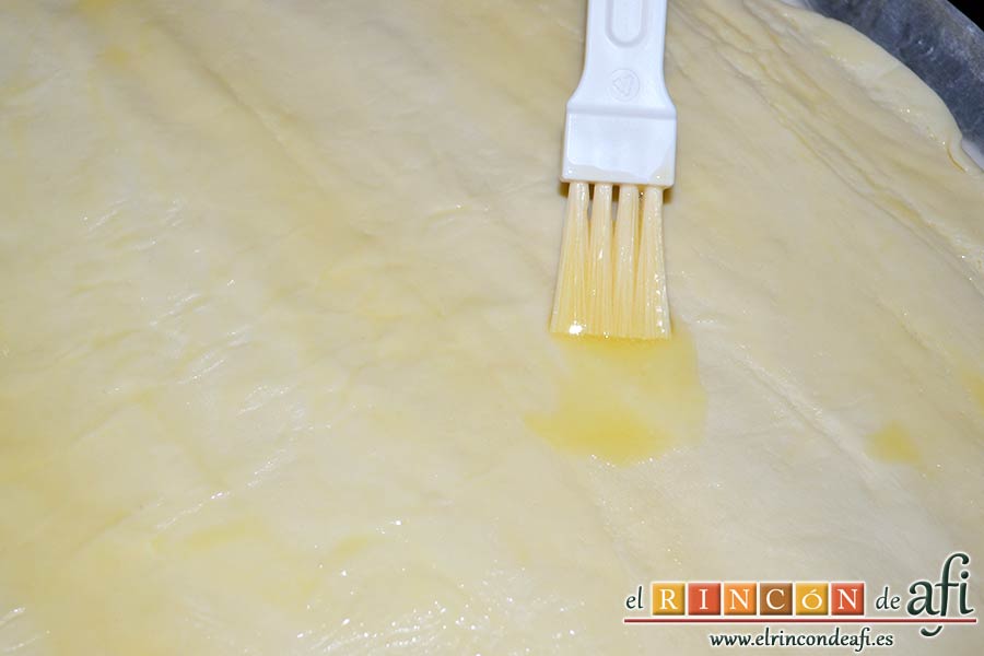 Tarta de manzana especial, extender la masa quebrada y pintar con mantequilla usando un pincel de cocina