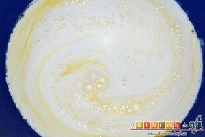 Pudin de panettone, añadir la nata y la leche y seguir batiendo