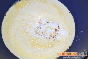 Pudin de panettone, añadir el azúcar glass y el extracto de vainilla
