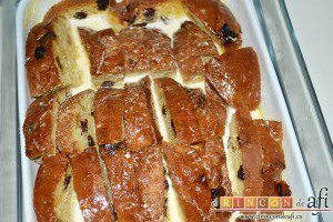 Pudin de panettone, meter la fuente en otra mayor con agua y hornear