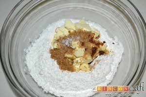 Minitartaletas de mermelada de Lorraine Pascale, formar un volcán con la harina y en el centro añadir la mantequilla, el azúcar moreno, la sal y el extracto de vainilla
