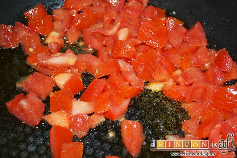 Revuelto de pisto con jamón serrano, sofreímos las verduras empezando por el tomate