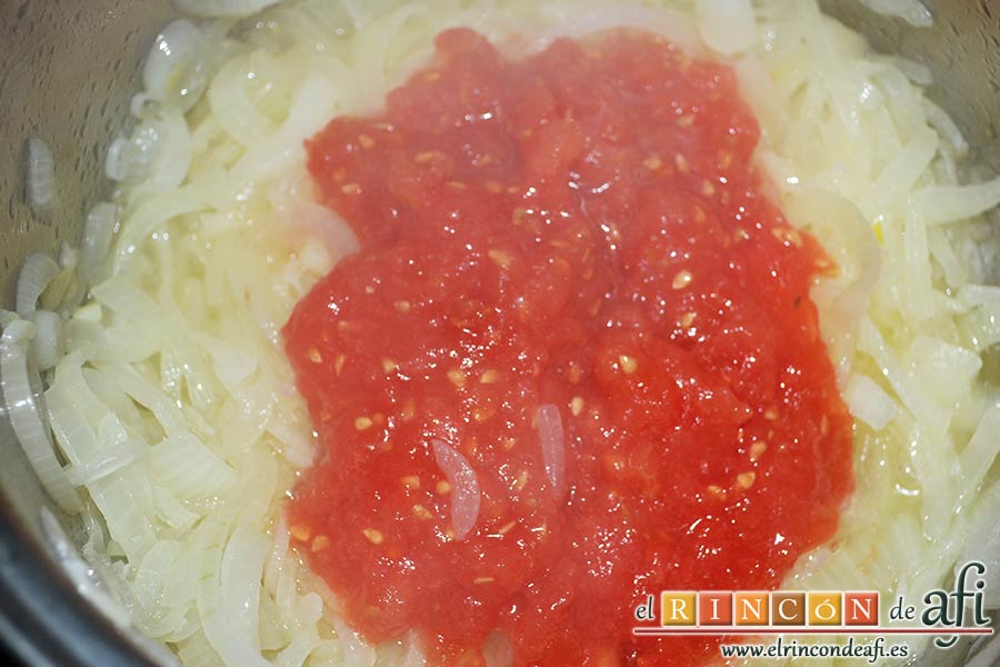Sopa de almejas, añadir el tomate rallado