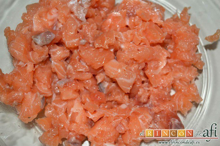 Buñuelos de salmón, cortar el salmón a trocitos pequeños y ponerlos en un bol