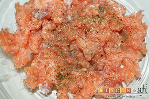 Buñuelos de salmón, espolvorear con con sal, pimientas molidas y eneldo picado