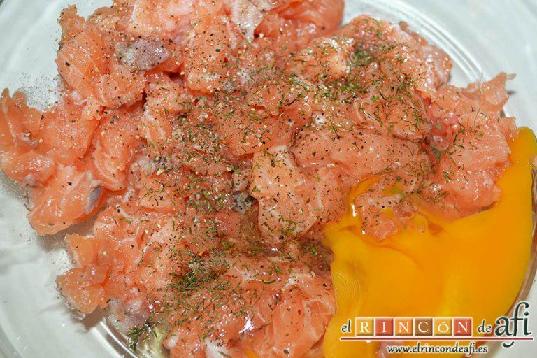 Buñuelos de salmón, añadir el huevo entero