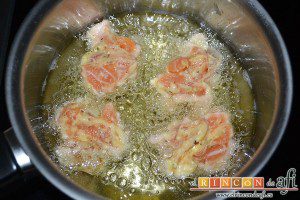 Buñuelos de salmón, formar bolas con la ayuda de dos cucharas y freír en aceite bien caliente