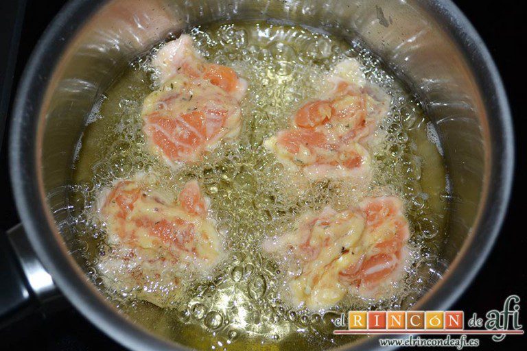 Buñuelos de salmón, formar bolas con la ayuda de dos cucharas y freír en aceite bien caliente