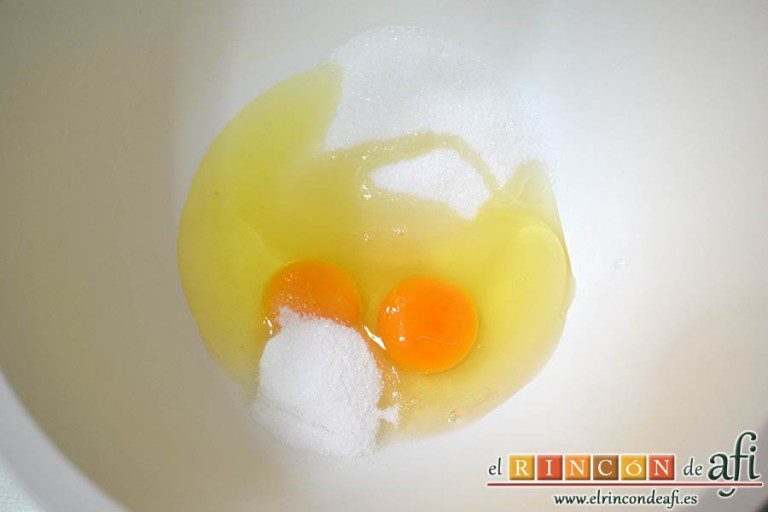Chocoflan, en un bol ponemos los 2 huevos con el azúcar normal y el azúcar vainillado