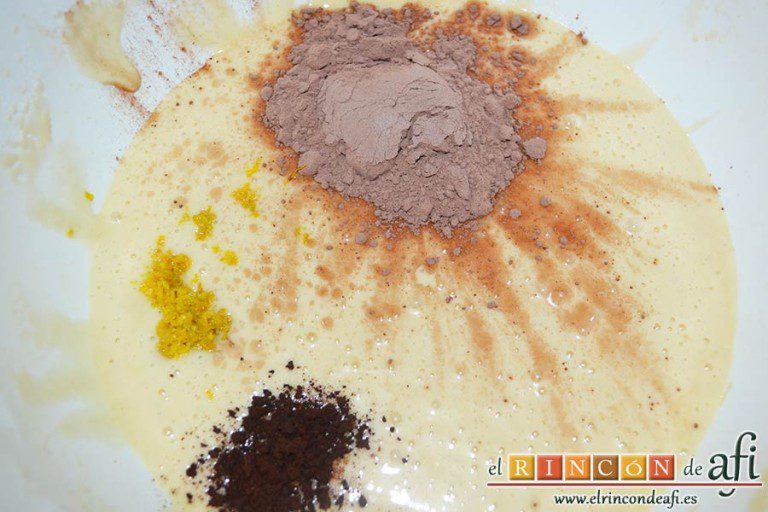 Chocoflan, añadimos el cacao, la ralladura de la naranja y la cucharadita de café soluble