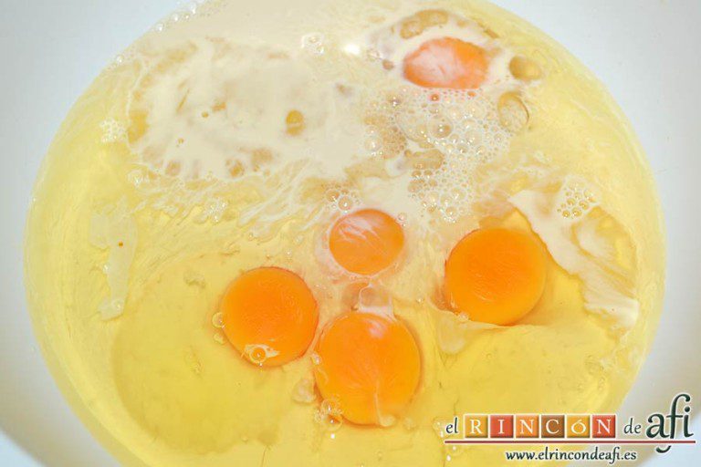 Chocoflan, vertemos en 1 bol los huevos, la leche evaporada, la leche condensada y la cucharadita de extracto de vainilla