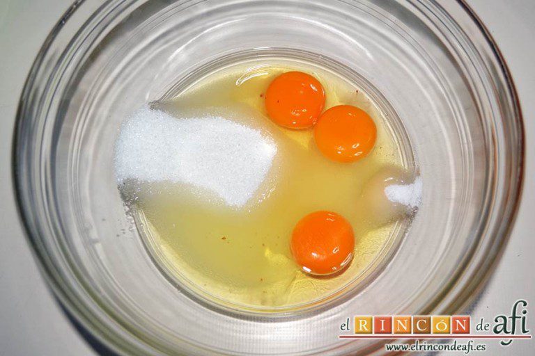 Clafoutis de cerezas, ponemos en un bol los huevos, el azúcar y el azúcar vainillado