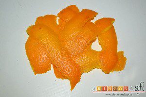 Solomillo de cerdo en salsa de naranjas y jengibre, sacar la cáscara de la naranja