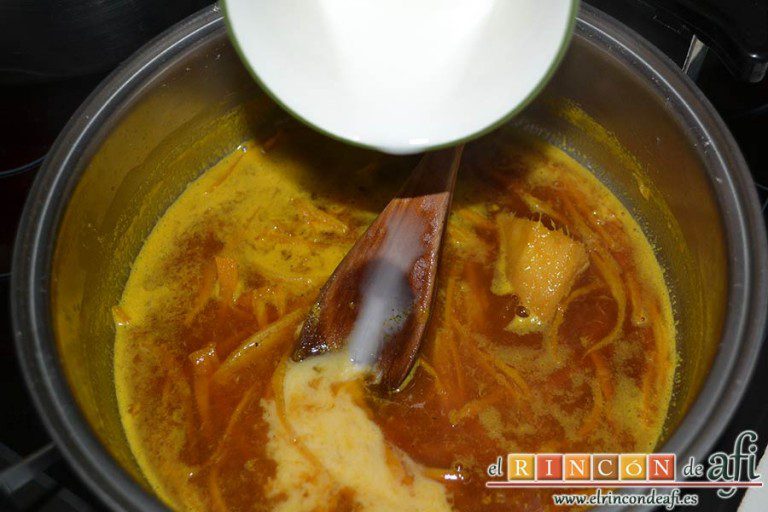 Solomillo de cerdo en salsa de naranjas y jengibre, diluir la maizena en agua y añadirla