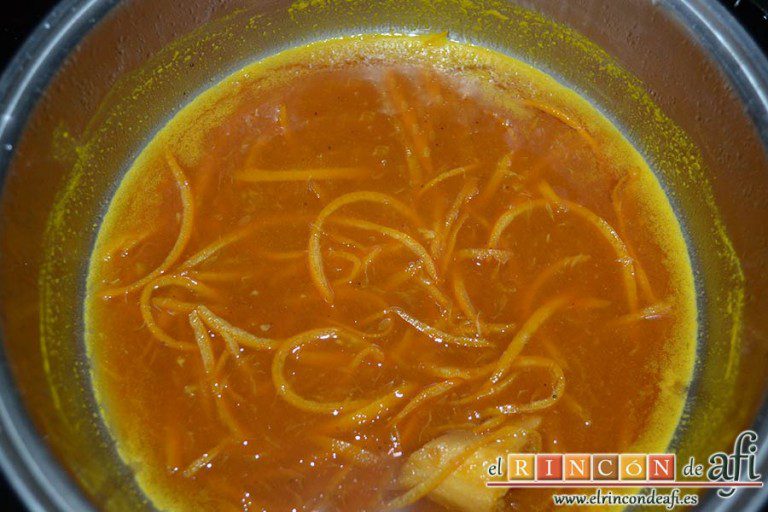 Solomillo de cerdo en salsa de naranjas y jengibre, rectificamos de azúcar y retiramos cuando la salsa esté un poco espesa