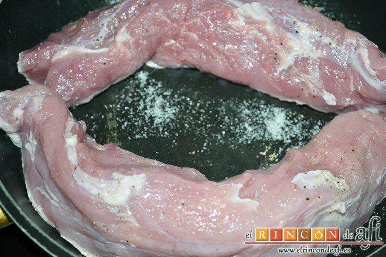 Solomillo de cerdo en salsa de naranjas y jengibre, salpimentar los solomillos y marcarlos