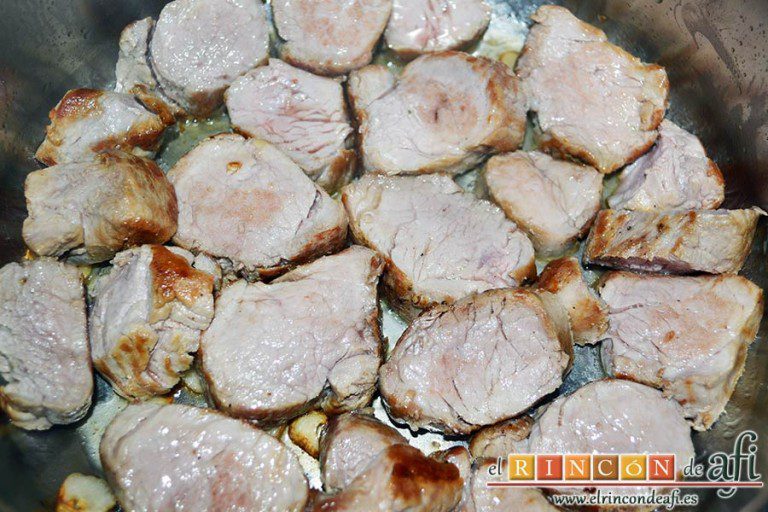 Solomillo de cerdo en salsa de naranjas y jengibre, darle la vuelta a la carne