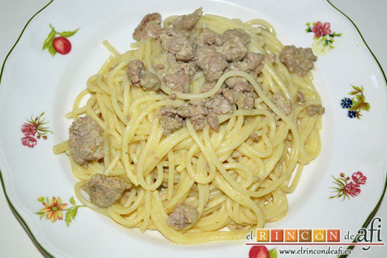 Espaguetis con carne y curry, servir sin queso rallado o con queso si se prefiere