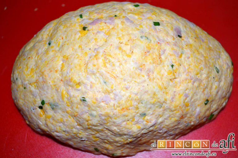 Pan de jamón, queso y cebollino del siglo XXI de Lorraine Pascale, amasar bien con las manos hasta formar una bola