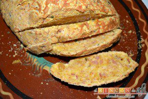 Pan de jamón, queso y cebollino del siglo XXI de Lorraine Pascale, cortar en rebanadas