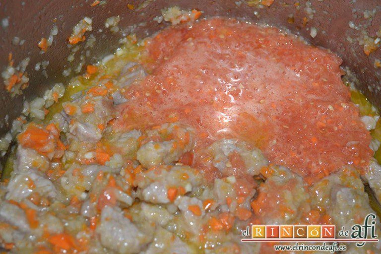 Ternera en salsa con cominos, cerveza y nueces, remover bien y añadir el tomate rallado