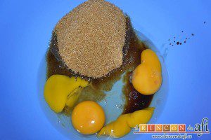 Bizcocho de membrillo, poner en un bol los huevos, el azúcar moreno y el extracto de vainilla
