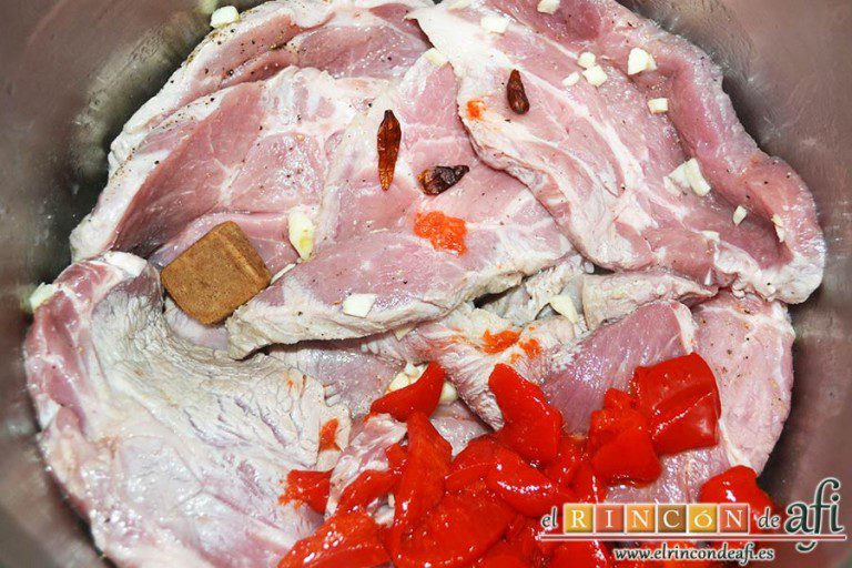 Chuletas de cerdo de cuello en salsa, añador las guindillas, la pastilla de caldo de carne y el pimiento morrón