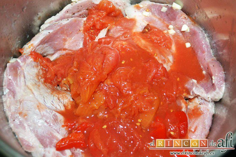 Chuletas de cerdo de cuello en salsa, añadir los tomates pera pelados y troceados